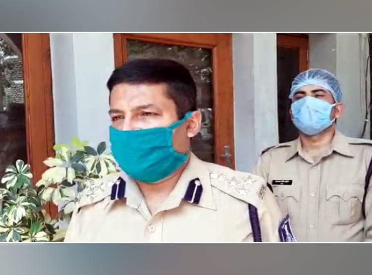 लॉकडाउन में जमाए थे मजमा, पुलिस ने टोका तो दौड़ा-दौड़ाकर पीटा, वीडियो वायरल