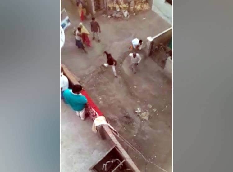 लॉकडाउन में जमाए थे मजमा, पुलिस ने टोका तो दौड़ा-दौड़ाकर पीटा, वीडियो वायरल