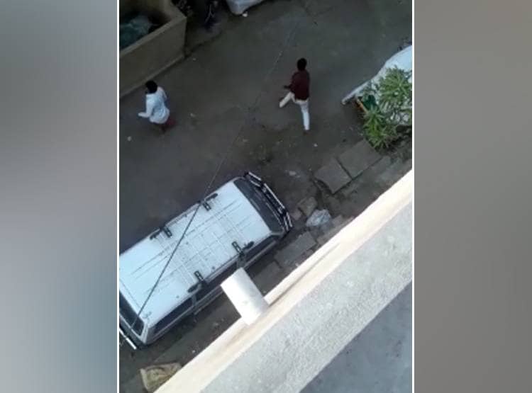 लॉकडाउन में जमाए थे मजमा, पुलिस ने टोका तो दौड़ा-दौड़ाकर पीटा, वीडियो वायरल