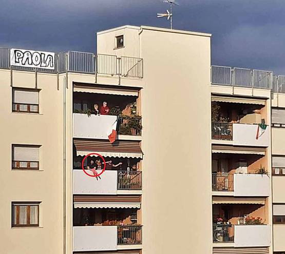 लॉकडाउन: महिला ने बालकनी से देखा और पहली नजर में हो गया प्यार