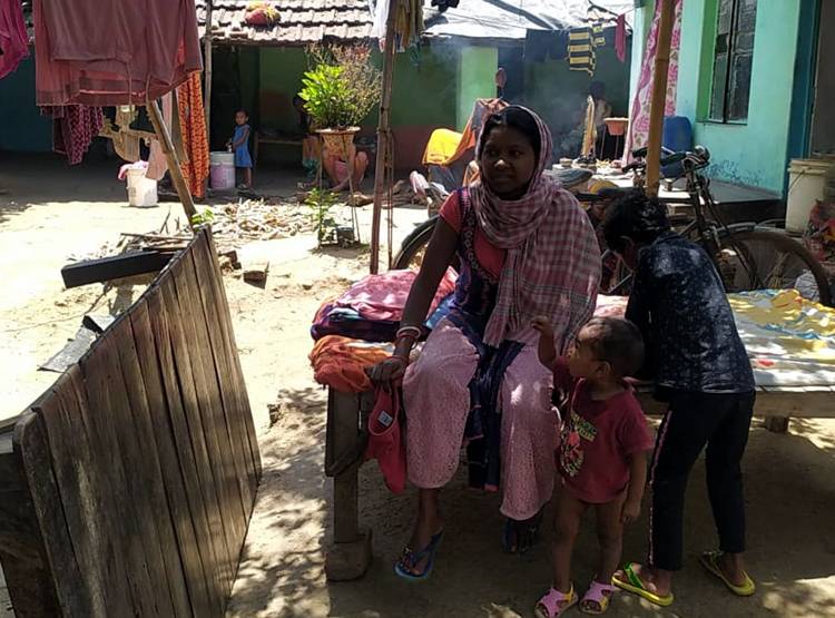 न राशन बचा-न पैसे, लॉकडाउन में घास की सब्जी खाने को मजबूर है ये परिवार