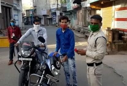 लॉकडाउन: जब सफाईकर्मियों पर मुस्लिम युवकों ने बरसाए फूल...