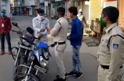 लॉकडाउन: जब सफाईकर्मियों पर मुस्लिम युवकों ने बरसाए फूल...