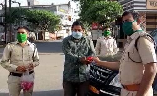 लॉकडाउन: जब सफाईकर्मियों पर मुस्लिम युवकों ने बरसाए फूल...