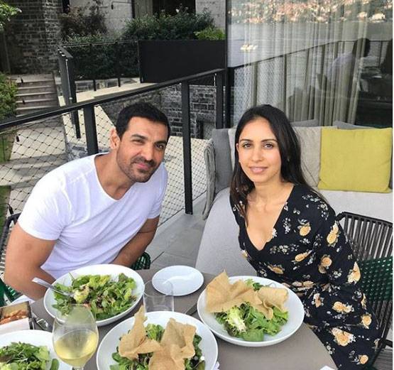 आलीशान बंगले में रहते हैं ये स्टार्स, घर में मौजूद है पूल से लेकर थ‍ियेटर तक