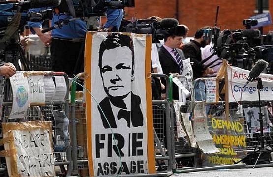 असांजे का वकील संग सीक्रेट रिलेशन, एम्बैसी में 'कैद' रहकर दो बार बने पिता