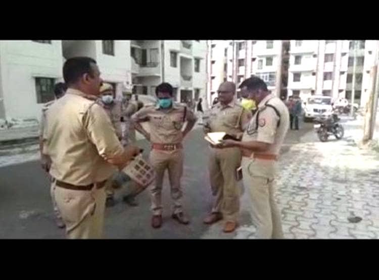 फ्लैट से उठी बदबू, दरवाजा खुला तो चौंकी पुलिस, मिले 2 बहनों के गले शव