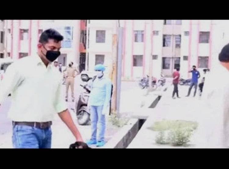 फ्लैट से उठी बदबू, दरवाजा खुला तो चौंकी पुलिस, मिले 2 बहनों के गले शव