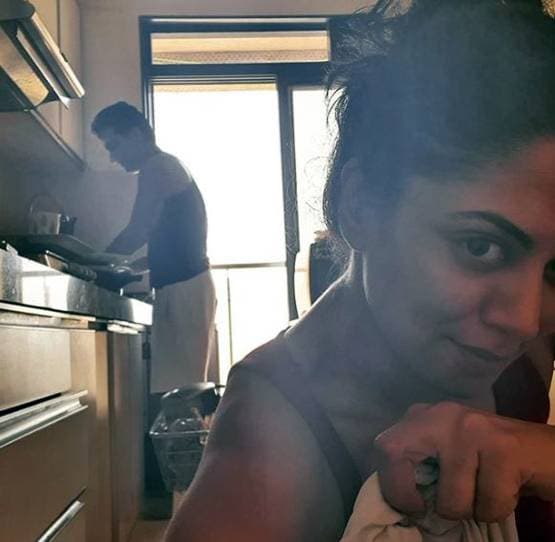 लॉकडाउन में पति संग ऐसे समय बिता रही हैं कविता कौश‍िक, देखें फोटोज