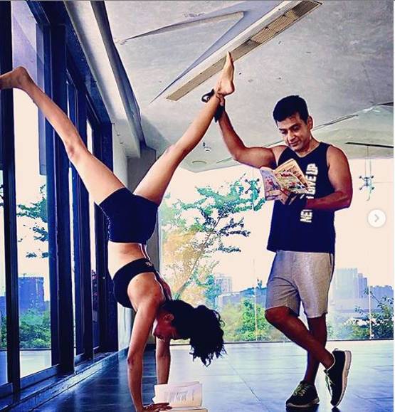 लॉकडाउन में पति संग ऐसे समय बिता रही हैं कविता कौश‍िक, देखें फोटोज