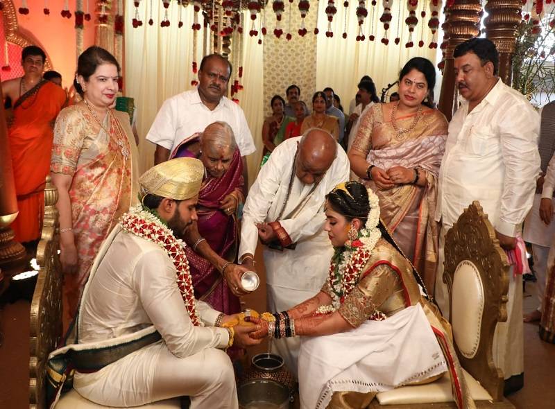 कर्नाटक: पूर्व CM कुमारस्वामी के बेटे की हुई शादी, लॉकडाउन की उड़ीं धज्जियां