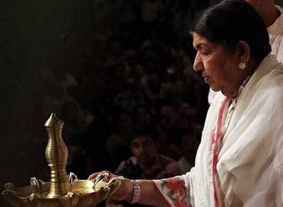 कोरोना के खिलाफ जंग: ऐश्वर्या ने जलाया दीया, अमिताभ ने जलाई टॉर्च