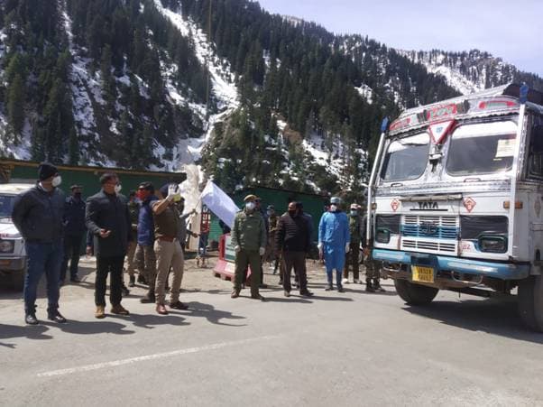 4 महीने बाद खुला श्रीनगर-लेह राजमार्ग, बर्फबारी के बीच लोगों को मिली राहत