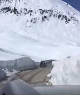 4 महीने बाद खुला श्रीनगर-लेह राजमार्ग, बर्फबारी के बीच लोगों को मिली राहत