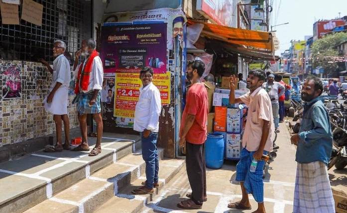 लॉकडाउन में नहीं मिली शराब तो तीन लोगों ने पिया वार्निश, तोड़ा दम