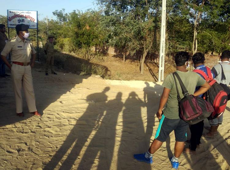 कंटेनर में छिपकर गुजरात से पंजाब जाना चाहते थे 36 लोग, ऐसे पकड़े गए