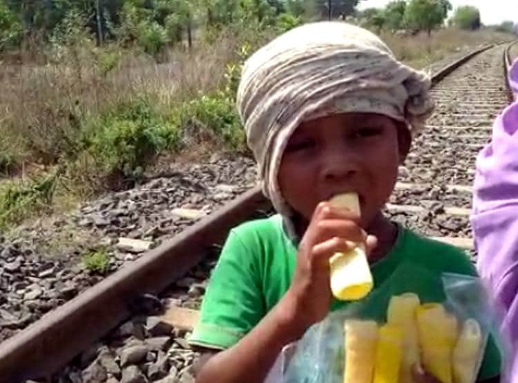 800 किमी दूर घर, रेलवे ट्रैक पर निकल पड़ा परिवार, साथ में 5 साल का बच्चा