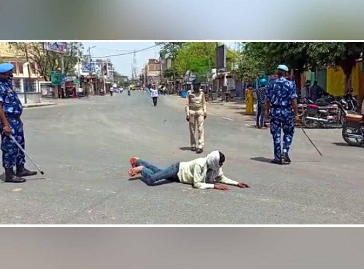 लॉकडाउन में तोड़ा नियम तो बनाया 'मगरमच्छ', तपती सड़क पर 'तैरने' की सजा