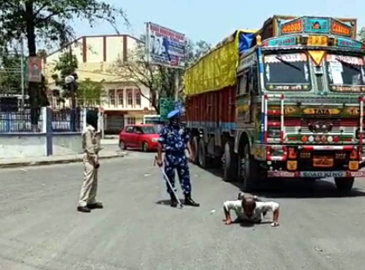 लॉकडाउन में तोड़ा नियम तो बनाया 'मगरमच्छ', तपती सड़क पर 'तैरने' की सजा