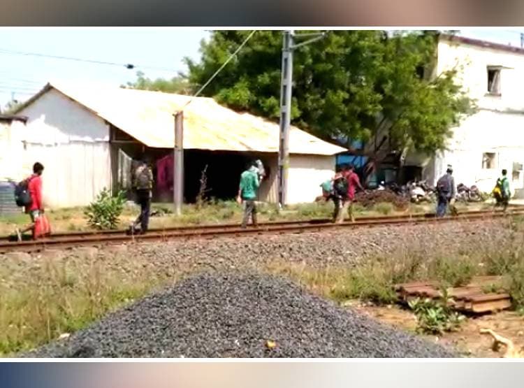 800 किमी दूर घर, रेलवे ट्रैक पर निकल पड़ा परिवार, साथ में 5 साल का बच्चा