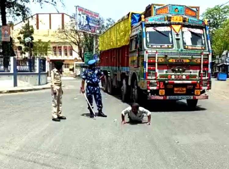 लॉकडाउन में तोड़ा नियम तो बनाया 'मगरमच्छ', तपती सड़क पर 'तैरने' की सजा