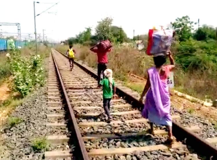 800 किमी दूर घर, रेलवे ट्रैक पर निकल पड़ा परिवार, साथ में 5 साल का बच्चा