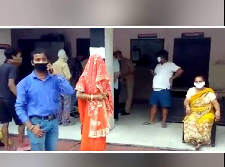 लॉकडाउन में सब्जी लेने निकला लड़का, शादी कर दुल्हन के साथ लौटा घर