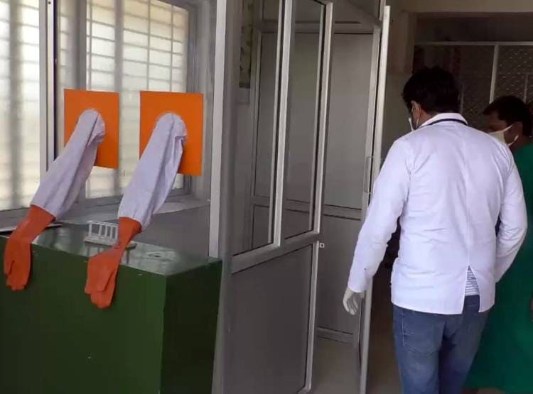 कोरोना से बचने का डॉक्टरों का अनोखा जुगाड़, बिना छुए कर रहे इलाज