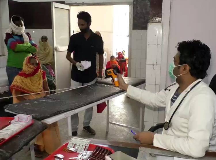 कोरोना से बचने का डॉक्टरों का अनोखा जुगाड़, बिना छुए कर रहे इलाज