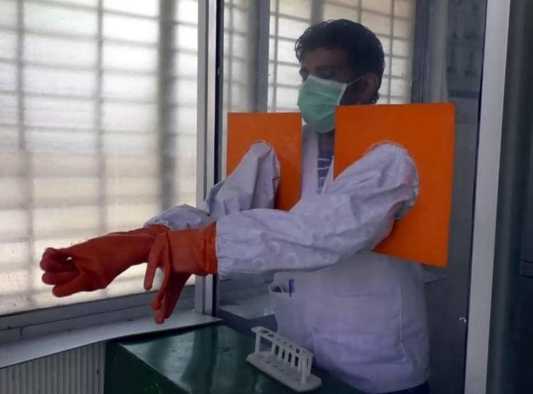 कोरोना से बचने का डॉक्टरों का अनोखा जुगाड़, बिना छुए कर रहे इलाज