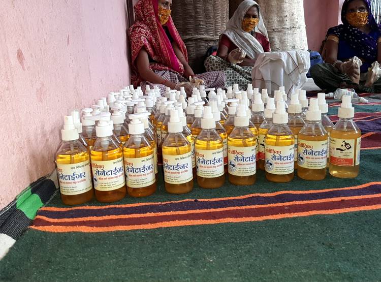 Youtube से मिला आइडिया, महुआ से बना दिया सैनिटाइजर