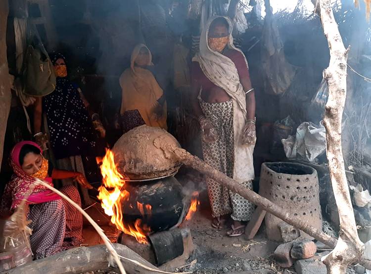 Youtube से मिला आइडिया, महुआ से बना दिया सैनिटाइजर