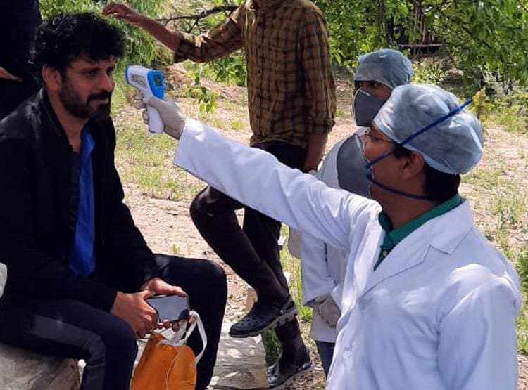 1 महीने से हिमालय के पास फंसे मनोज बाजपेई, डॉक्टरों ने जाकर की जांच