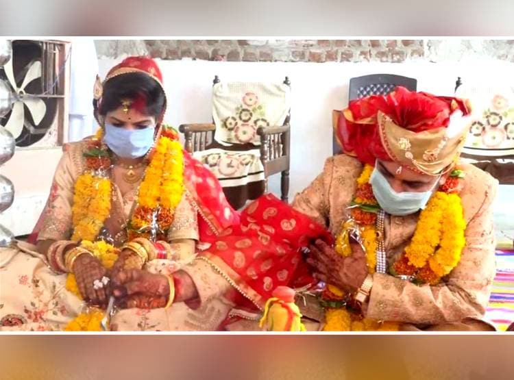 मास्क लगाकर की दूल्हा-दुल्हन ने शादी, 7 फेरों में दिखा सोशल डिस्टेंस