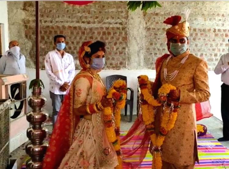मास्क लगाकर की दूल्हा-दुल्हन ने शादी, 7 फेरों में दिखा सोशल डिस्टेंस