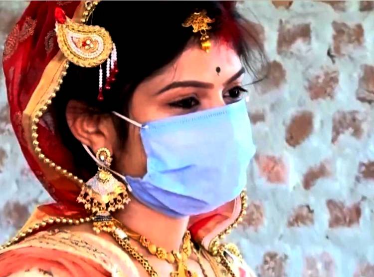 मास्क लगाकर की दूल्हा-दुल्हन ने शादी, 7 फेरों में दिखा सोशल डिस्टेंस