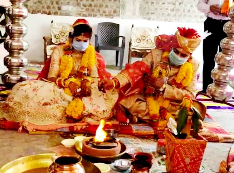 मास्क लगाकर की दूल्हा-दुल्हन ने शादी, 7 फेरों में दिखा सोशल डिस्टेंस
