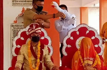 थाने में अनोखी शादी, वर-वधू ने लिए फेरे, पुलिस ने दिया आशीर्वाद
