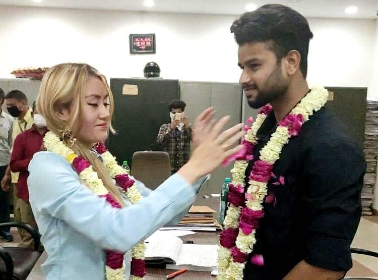 लॉकडाउन: विदेशी दुल्हन-देसी दूल्हा, रात में खुला कोर्ट, तब हुई शादी