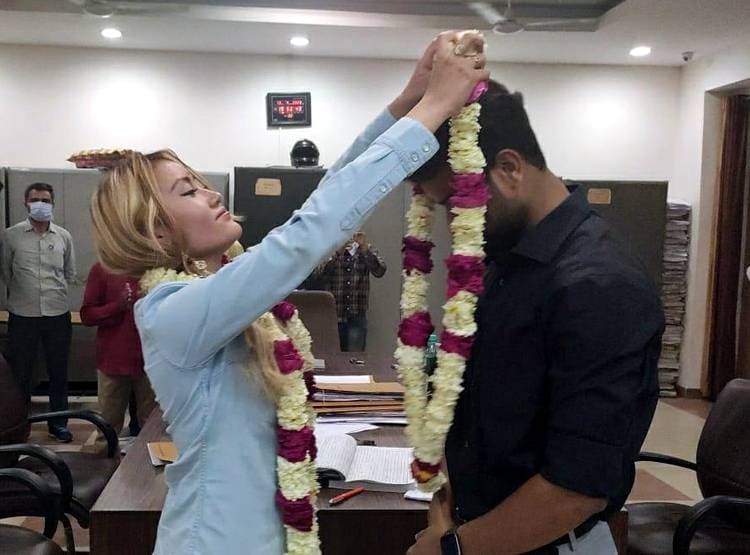 लॉकडाउन: विदेशी दुल्हन-देसी दूल्हा, रात में खुला कोर्ट, तब हुई शादी