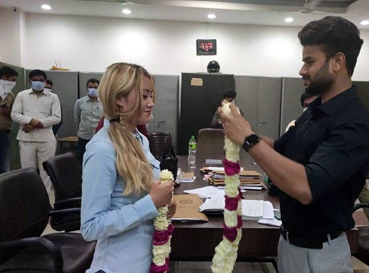 लॉकडाउन: विदेशी दुल्हन-देसी दूल्हा, रात में खुला कोर्ट, तब हुई शादी