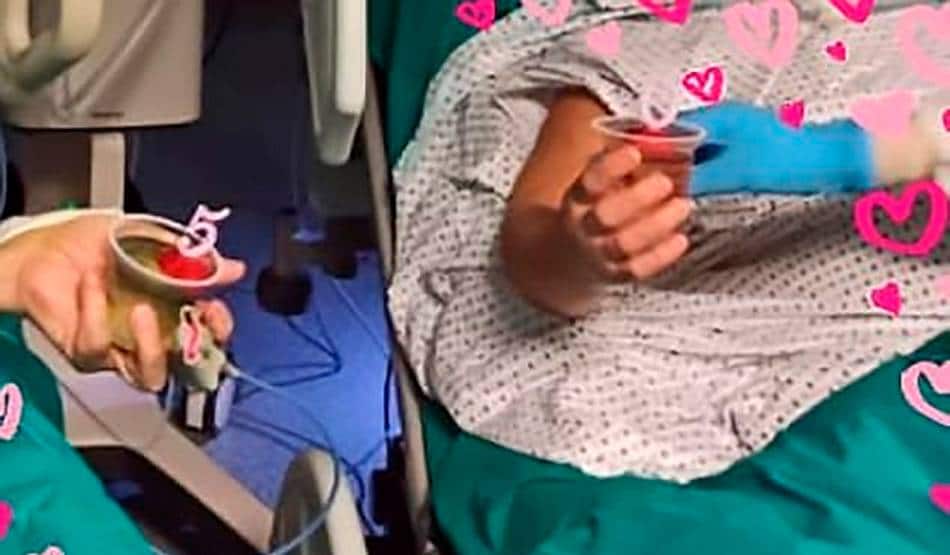 कोरोना: बुजुर्ग कपल की ICU में 50वीं सालगिरह, डॉक्टरों ने दी पार्टी