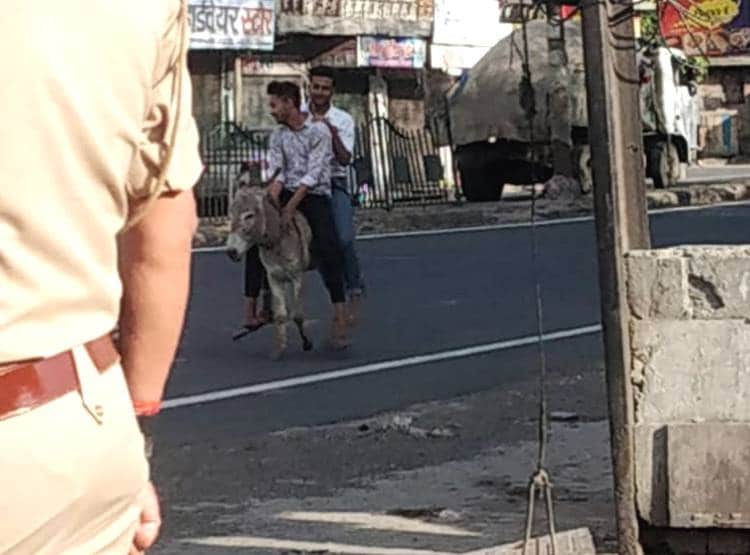 गधे पर बैठकर शहर में घूमने निकले, पुलिस ने कान पकड़कर लगवाई उठक-बैठक
