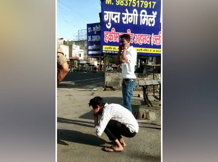 गधे पर बैठकर शहर में घूमने निकले, पुलिस ने कान पकड़कर लगवाई उठक-बैठक