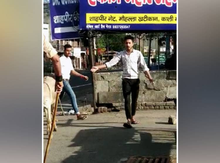 गधे पर बैठकर शहर में घूमने निकले, पुलिस ने कान पकड़कर लगवाई उठक-बैठक