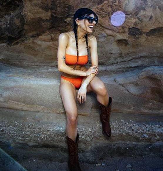 कोरोना: टली एडल्ट स्टार मिया की शादी, बताया- मर गई तो क्या पहनाकर दफनाना