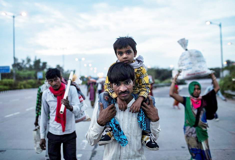 बेटे को कंधे पर बिठाकर नापी 500 KM की दूरी, फिर दिखी घर पहुंचने की खुशी