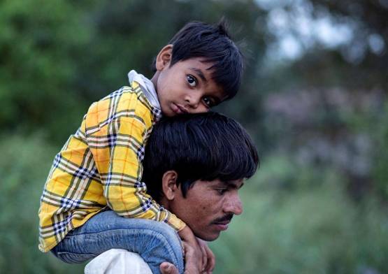 बेटे को कंधे पर बिठाकर नापी 500 KM की दूरी, फिर दिखी घर पहुंचने की खुशी