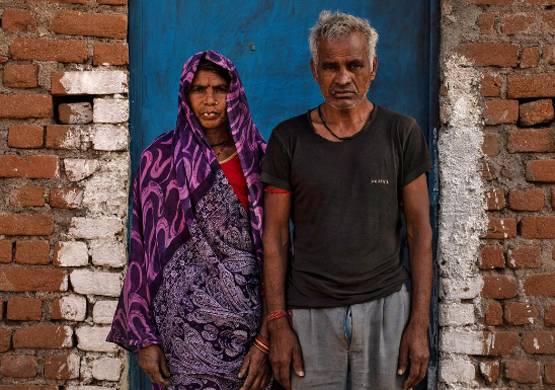 बेटे को कंधे पर बिठाकर नापी 500 KM की दूरी, फिर दिखी घर पहुंचने की खुशी