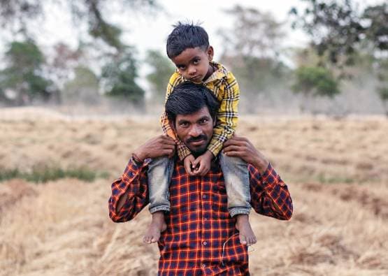 बेटे को कंधे पर बिठाकर नापी 500 KM की दूरी, फिर दिखी घर पहुंचने की खुशी